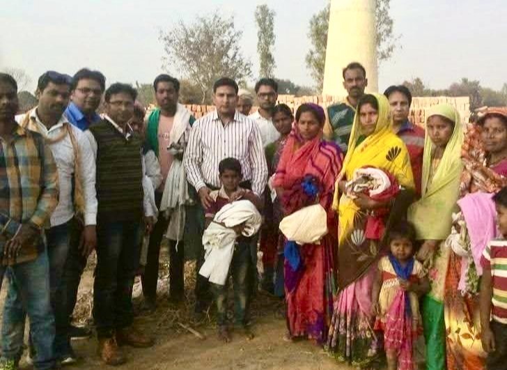 जरूरतमंदों में कपड़ा वितरण